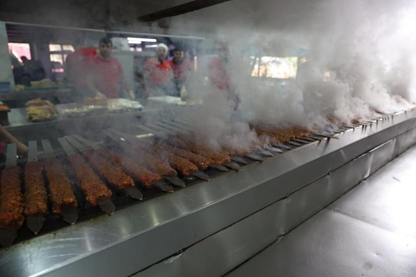 'Dünya Kebap Günü' nedeniyle tarım işçisi ailelere kebap dağıttı! 