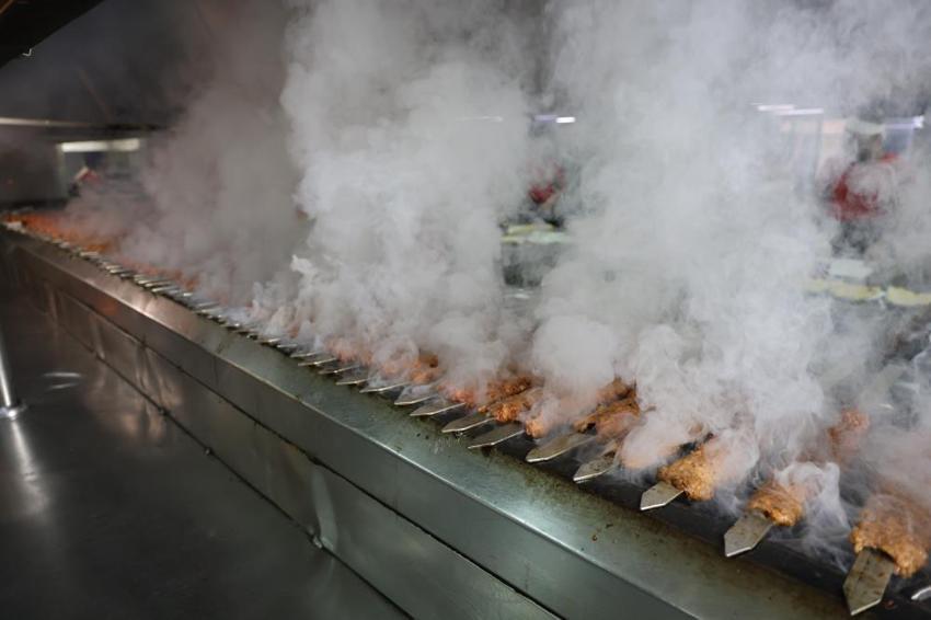 'Dünya Kebap Günü' nedeniyle tarım işçisi ailelere kebap dağıttı! 