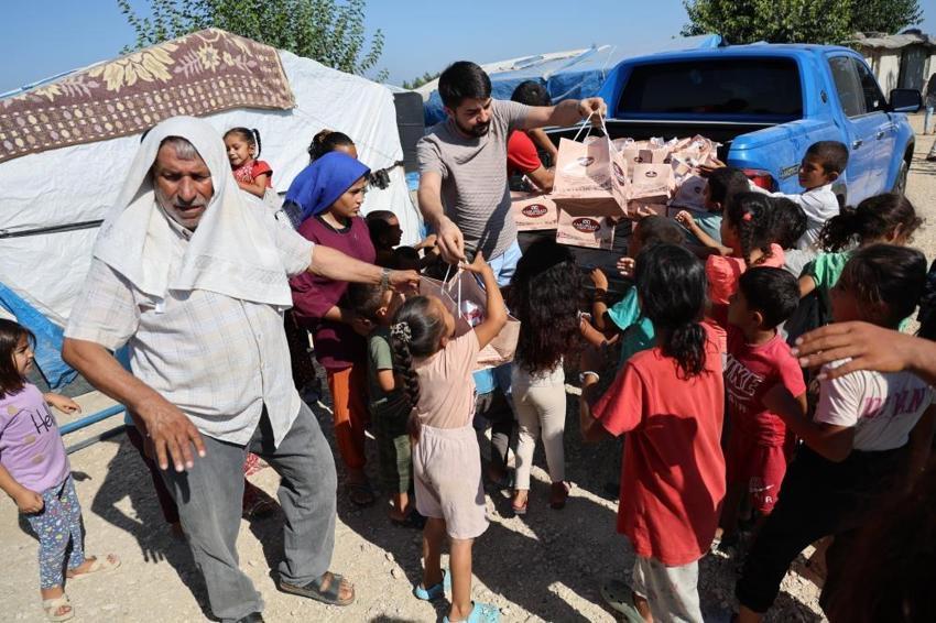 'Dünya Kebap Günü' nedeniyle tarım işçisi ailelere kebap dağıttı! 