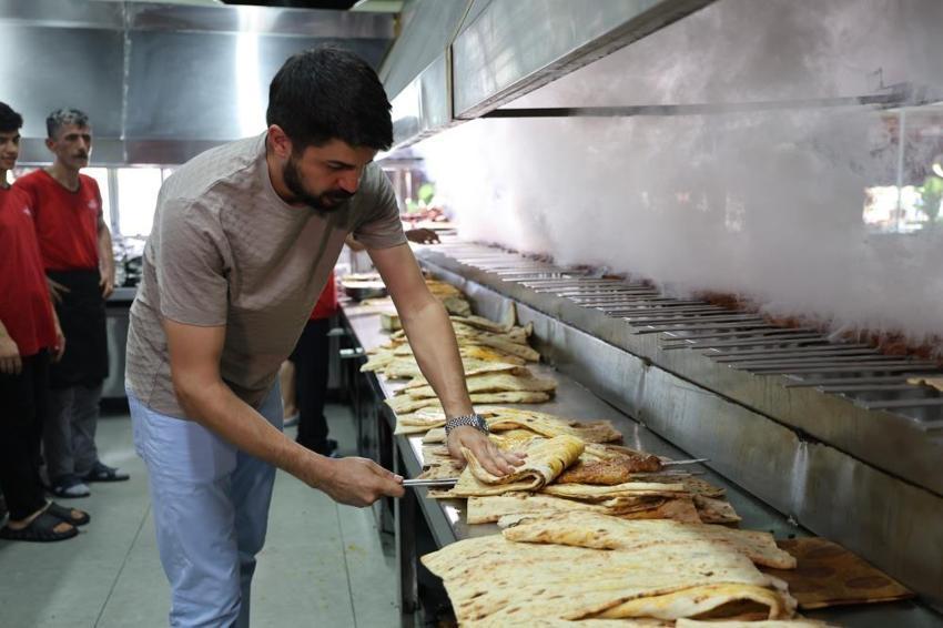 'Dünya Kebap Günü' nedeniyle tarım işçisi ailelere kebap dağıttı! 