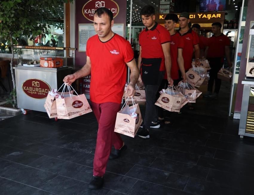 'Dünya Kebap Günü' nedeniyle tarım işçisi ailelere kebap dağıttı! 