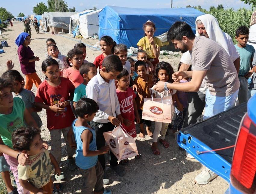 'Dünya Kebap Günü' nedeniyle tarım işçisi ailelere kebap dağıttı! 