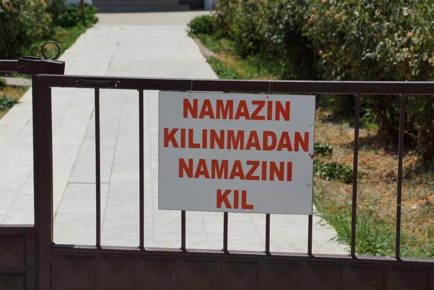 İmam caminin önüne bu tabelayı astı! Yazıyı okuyan namaz kılmaya geliyor