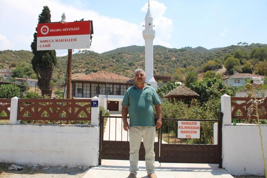 İmam caminin önüne bu tabelayı astı! Yazıyı okuyan namaz kılmaya geliyor