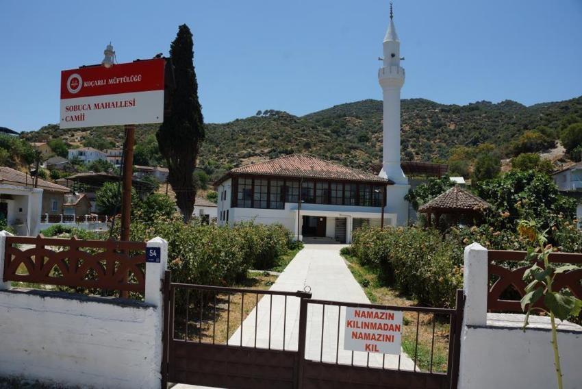 İmam caminin önüne bu tabelayı astı! Yazıyı okuyan namaz kılmaya geliyor