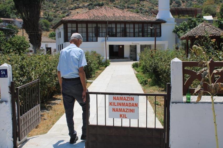 İmam caminin önüne bu tabelayı astı! Yazıyı okuyan namaz kılmaya geliyor
