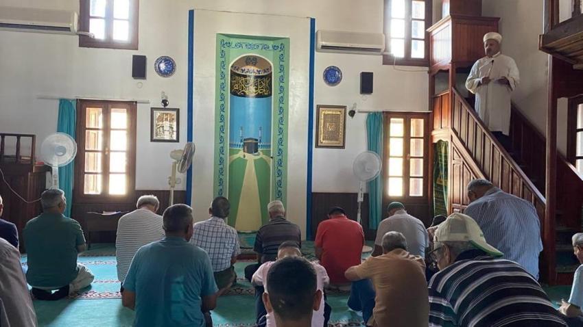İmam caminin önüne bu tabelayı astı! Yazıyı okuyan namaz kılmaya geliyor