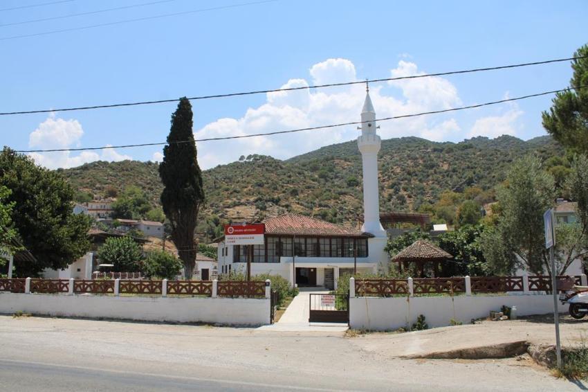 İmam caminin önüne bu tabelayı astı! Yazıyı okuyan namaz kılmaya geliyor