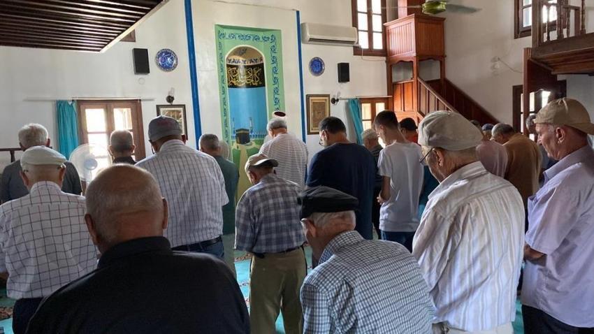 İmam caminin önüne bu tabelayı astı! Yazıyı okuyan namaz kılmaya geliyor