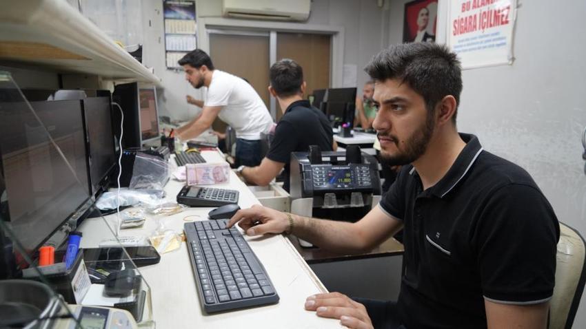 Bir anlık dalgınlığı 52 bin TL'ye mal oldu: Döviz bürosu çalışanı, altın bozduran müşteriye fazladan para verdi