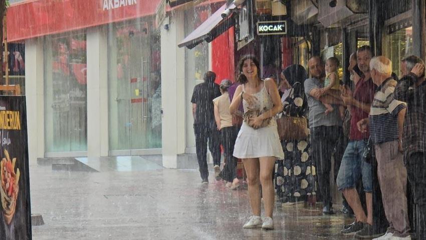 Son hava durumu raporu yayınlandı Meteoroloji'den sağanak ve sel uyarısı geldi