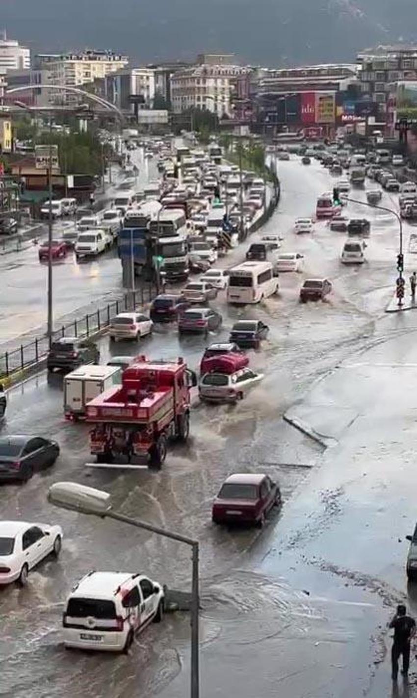Son hava durumu raporu yayınlandı Meteoroloji'den sağanak ve sel uyarısı geldi