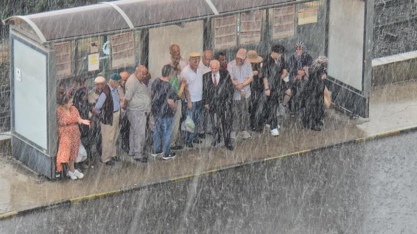 Son hava durumu raporu yayınlandı Meteoroloji'den sağanak ve sel uyarısı geldi