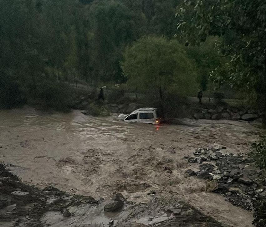 Sağanak yağış nedeniyle heyelan hafif ticari aracı Tortum Çayı'na sürükledi; 3 kişi kurtuldu, anne öldü, çocuğu kayboldu