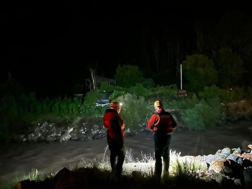 Sağanak yağış nedeniyle heyelan hafif ticari aracı Tortum Çayı'na sürükledi; 3 kişi kurtuldu, anne öldü, çocuğu kayboldu