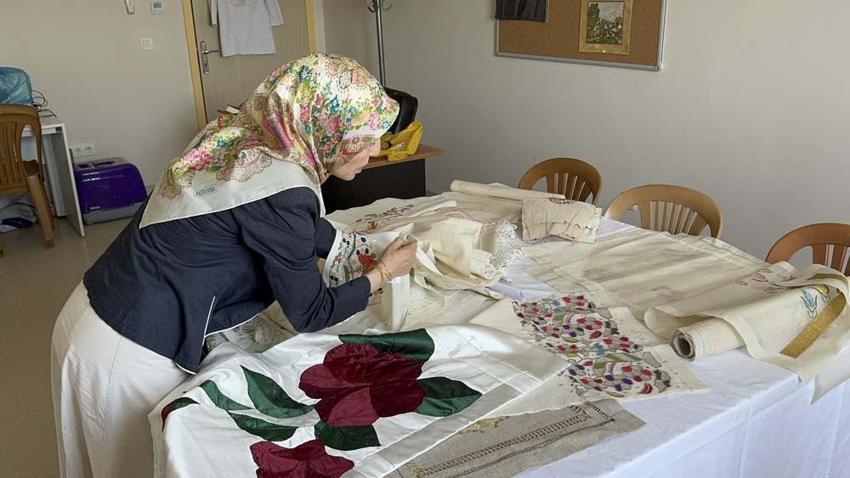 Düzce'de "Kızlar okumaz" denildi, başörtüsü yasağıyla savaştı: Azmini ipeğe işledi
