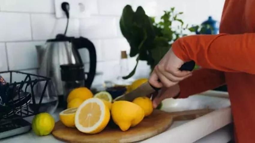 Limon suyunu kaynatıp içince bu dert bitiyor; Limonu olanlar dolaptan çıkarıp hemen denesin