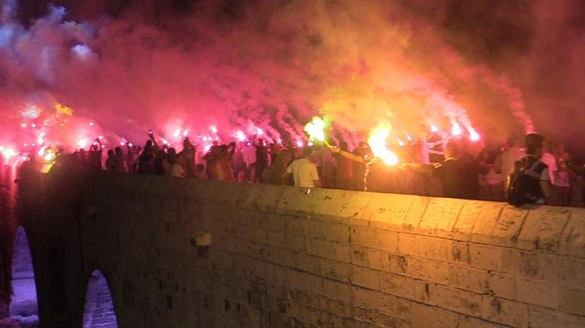 Adana'da sokakları meşalelerle tribüne çevirdiler! "Dünya Adanasporlular Günü" böyle kutlandı