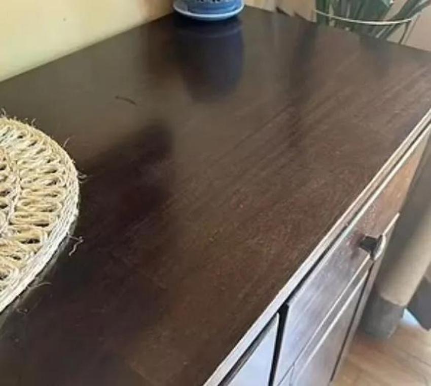 Bu ipucu binlerce yorum aldı! Ahşapta tek hamlede leke bırakmıyor