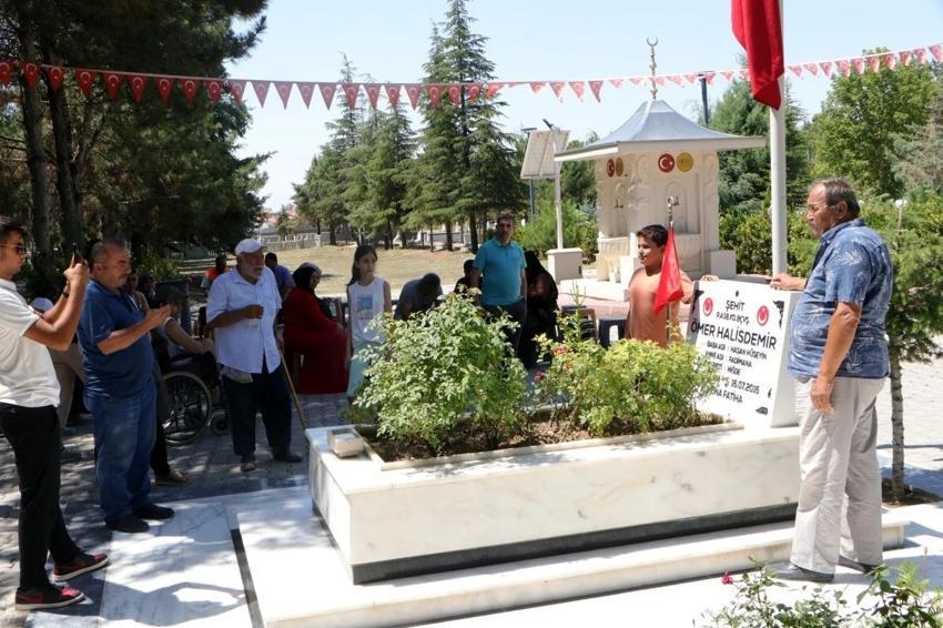 Şehit Astsubay Ömer Halisdemir’in kabri ziyaretçi akınına uğruyor!