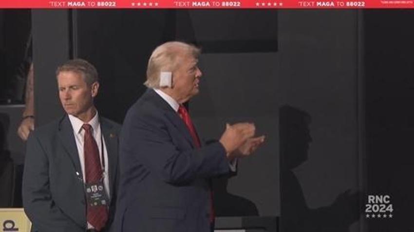 Trump, kulağında bandajla ulusal kongreye katıldı