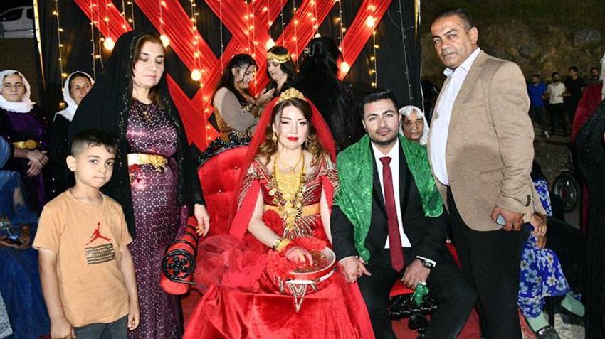 Şırnak'ta misafirlerin oluşturduğu halay metrelerce uzadı! Düğünde takılan altın ve dövizler ise dudakları uçuklattı