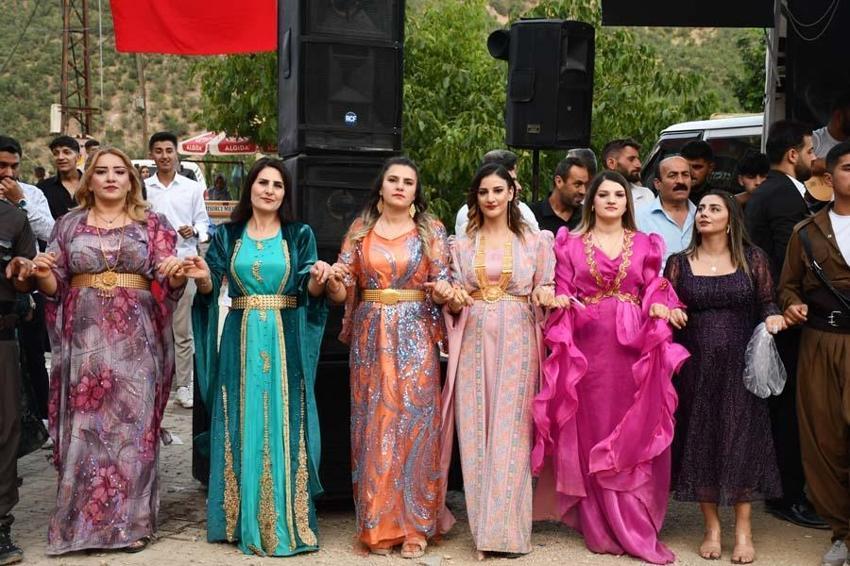 Şırnak'ta misafirlerin oluşturduğu halay metrelerce uzadı! Düğünde takılan altın ve dövizler ise dudakları uçuklattı