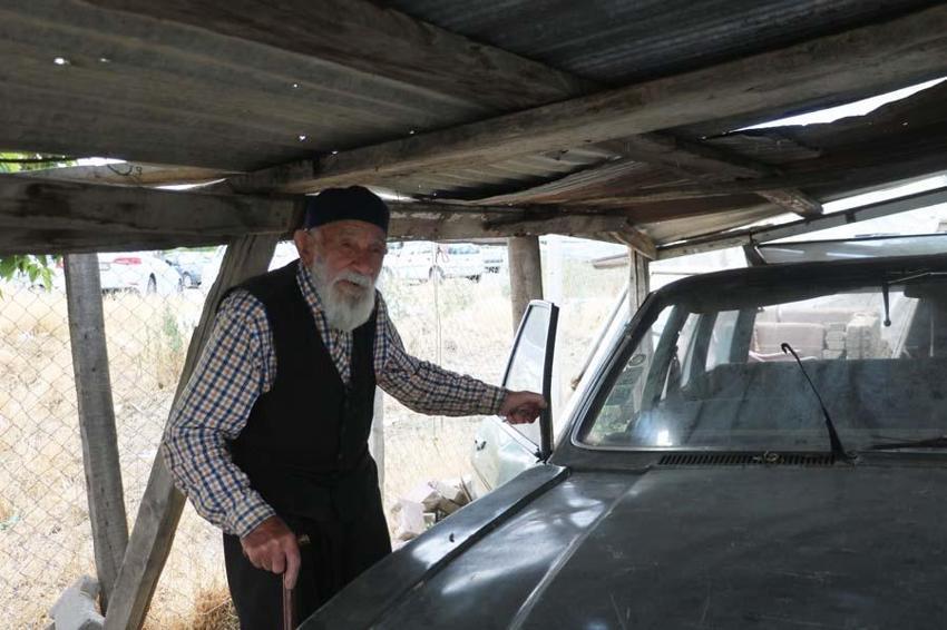 Sivas'ta 98'lik delikanlı 48 yaşındaki otomobilini garajında saklıyor! Ölmeden önceyse tek bir dileği var