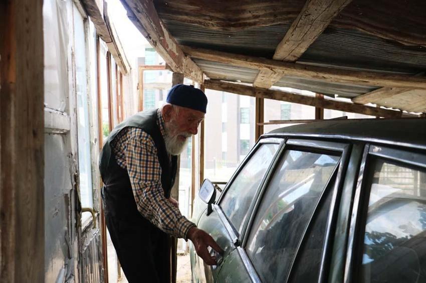 Sivas'ta 98'lik delikanlı 48 yaşındaki otomobilini garajında saklıyor! Ölmeden önceyse tek bir dileği var