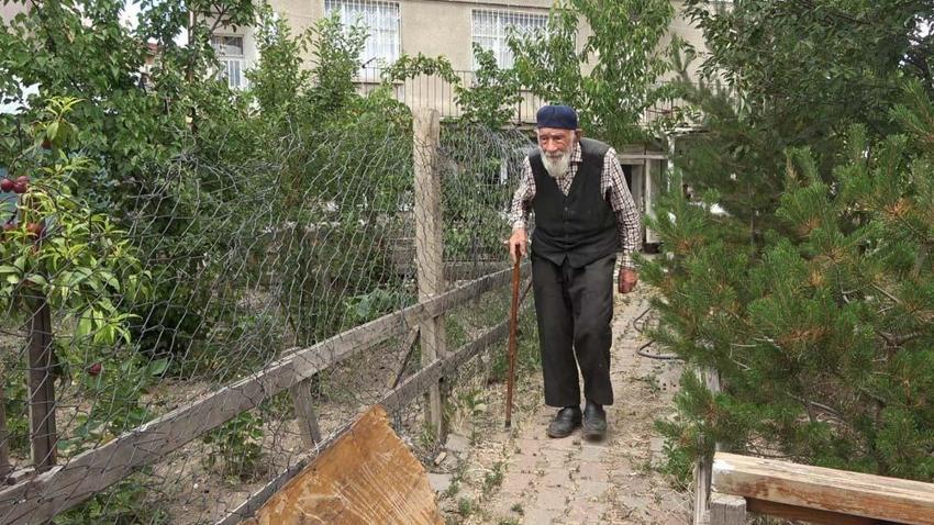 Sivas'ta 98'lik delikanlı 48 yaşındaki otomobilini garajında saklıyor! Ölmeden önceyse tek bir dileği var