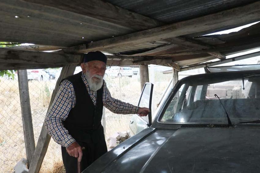 Sivas'ta 98'lik delikanlı 48 yaşındaki otomobilini garajında saklıyor! Ölmeden önceyse tek bir dileği var