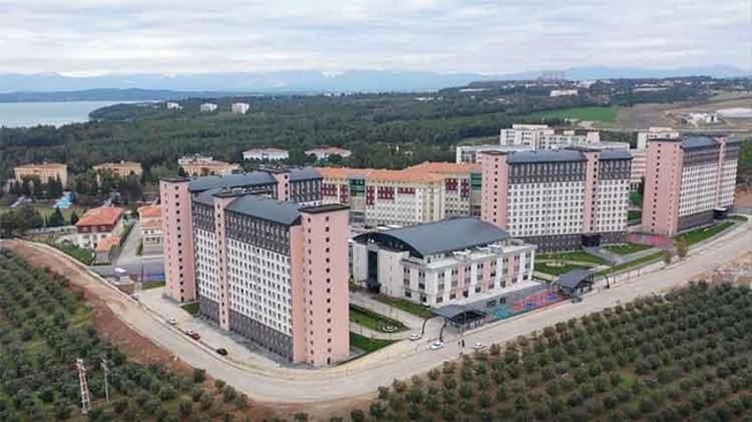 Adana’da üniversite öğrencilerinin barınma sorunu devam ediyor: Yurt fiyatları ev kiralarıyla yarışıyor, evde kalmak mı yoksa yurtta kalmak mı daha ekonomik?