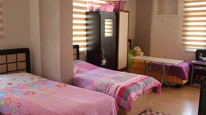 Adana’da üniversite öğrencilerinin barınma sorunu devam ediyor: Yurt fiyatları ev kiralarıyla yarışıyor, evde kalmak mı yoksa yurtta kalmak mı daha ekonomik?