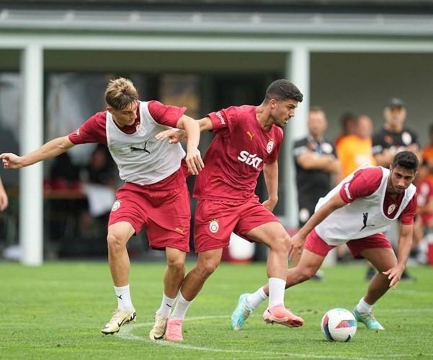 Galatasaray'da bomba ayrılık! Okan Buruk yüzüne söyledi: Yıldız isim çantasını toplayıp kampı terk etti