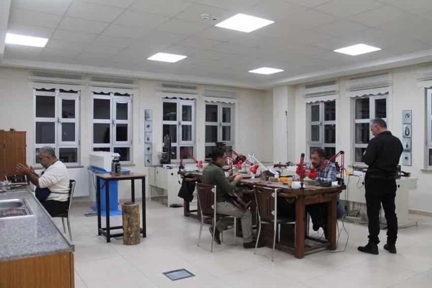 Bayburt'ta yıllarca yöre halkı tarafından çıra olarak yakıldı! Ekonomik değeri herkesi pişman etti