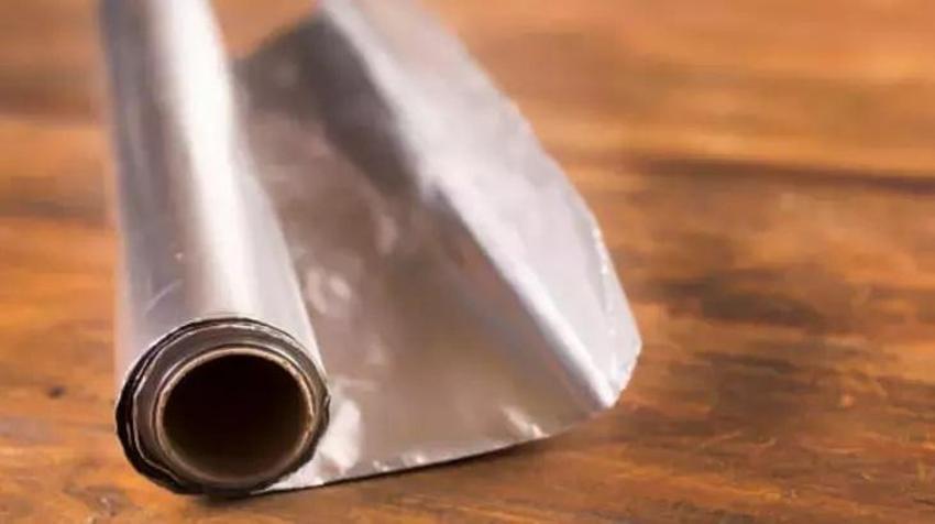 Alüminyum folyonun tek faydası o değilmiş; Ev hanımlarının yeni yöntemi dondurucuda kendini gösteriyor