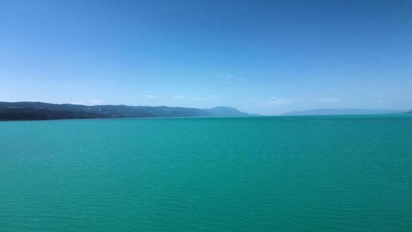 Turkuaz renge bürünen İznik Gölü kendine hayran bıraktı