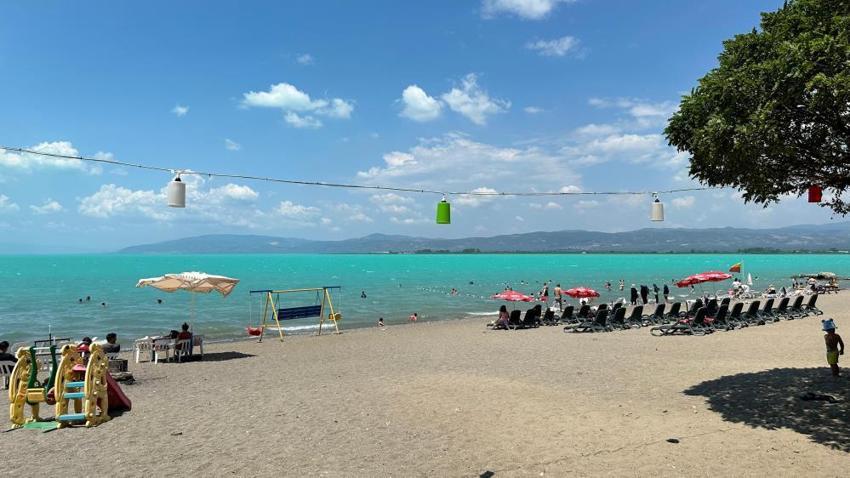 Turkuaz renge bürünen İznik Gölü kendine hayran bıraktı