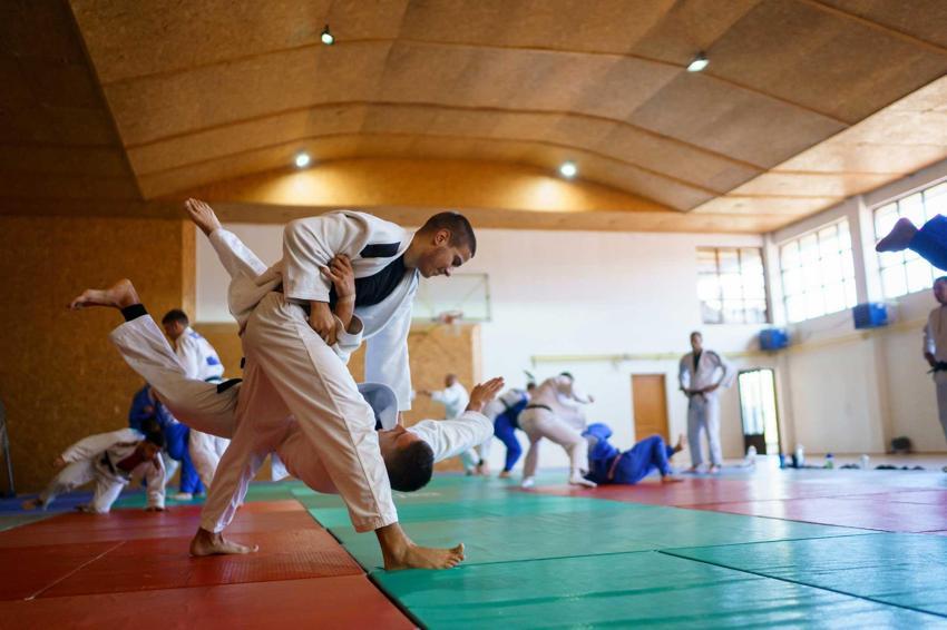 Adana'da yaz boyu devam edecek spor okulları açıldı: 10 tesiste, 14 farklı branşta binlerce çocuğa ücretsiz spor eğitimi