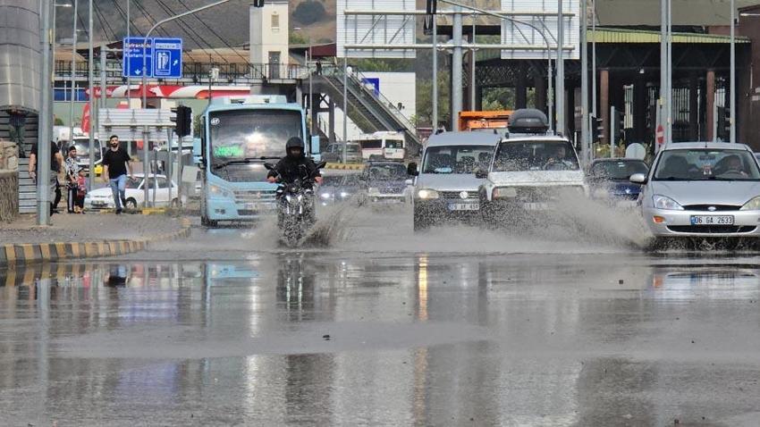 Rekor sıcaklıklar bunaltıyor sağanak yağışlar hayatı olumsuz etkiliyor!