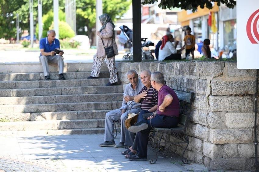 Rekor sıcaklıklar bunaltıyor sağanak yağışlar hayatı olumsuz etkiliyor!