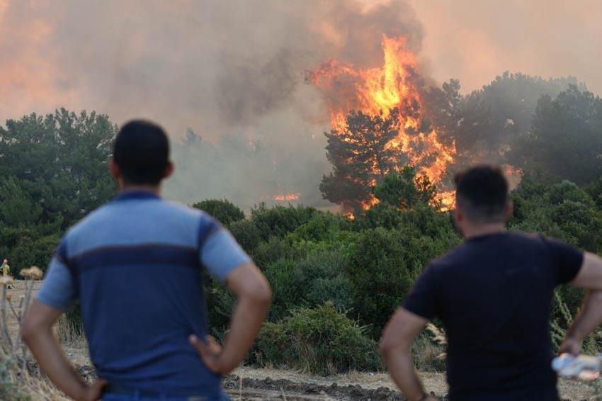 İzmir alev alev! Bergama, Foça ve Buca'da orman yangınları: Tedbir amaçlı bir site boşaltıldı