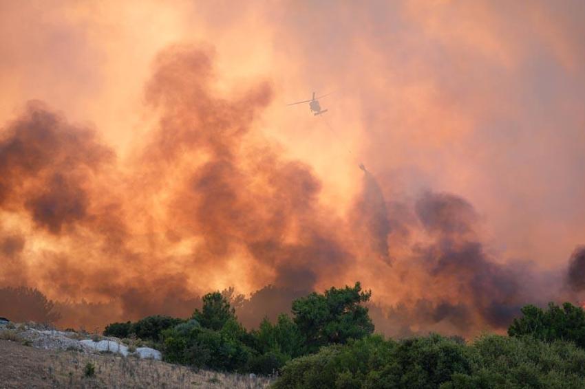 İzmir alev alev! Bergama, Foça ve Buca'da orman yangınları: Tedbir amaçlı bir site boşaltıldı