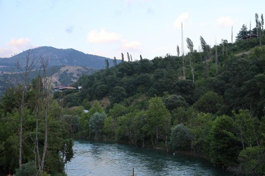 Adana'da sıcaklık 50 dereceyi buldu! Saimbeyli doğası ve serinliğiyle sıcaktan kaçanların uğrak yeri oldu