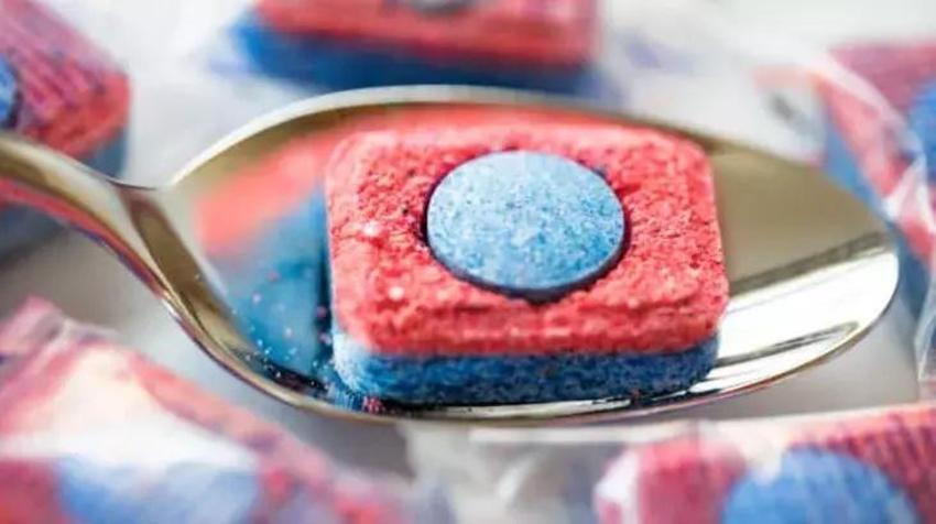 Halı yıkatma fiyatı cep yakıyorken bu tüyo 10 numara iş yapıyor! Bulaşık tabletiyle ilk günkü haline dönüyor