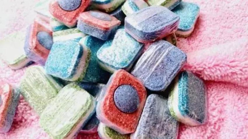 Halı yıkatma fiyatı cep yakıyorken bu tüyo 10 numara iş yapıyor! Bulaşık tabletiyle ilk günkü haline dönüyor