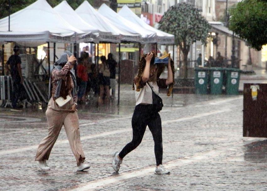 Meteorooji son hava durumu raprounu açıkladı! Batıda çöl sıcakları doğuda gök gürültülü sağanak yağışlar