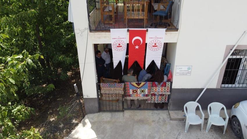 Moldovalı gelin Adana'nın meşhur kilimlerini dünyaya tanıtmaya hazırlanıyor