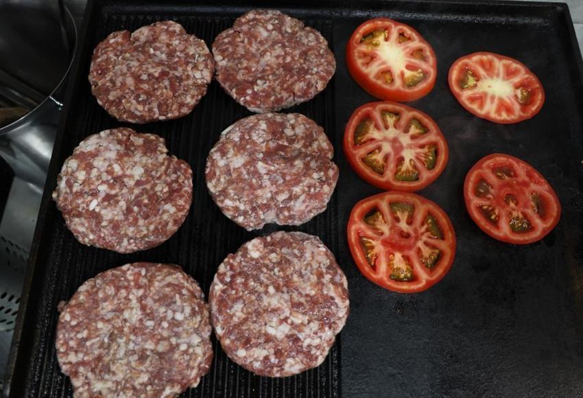 Fast food lezzeti hamburger Adanalı kebapçıların menülerine de girdi! Talep yağıyor adeta yok satıyor
