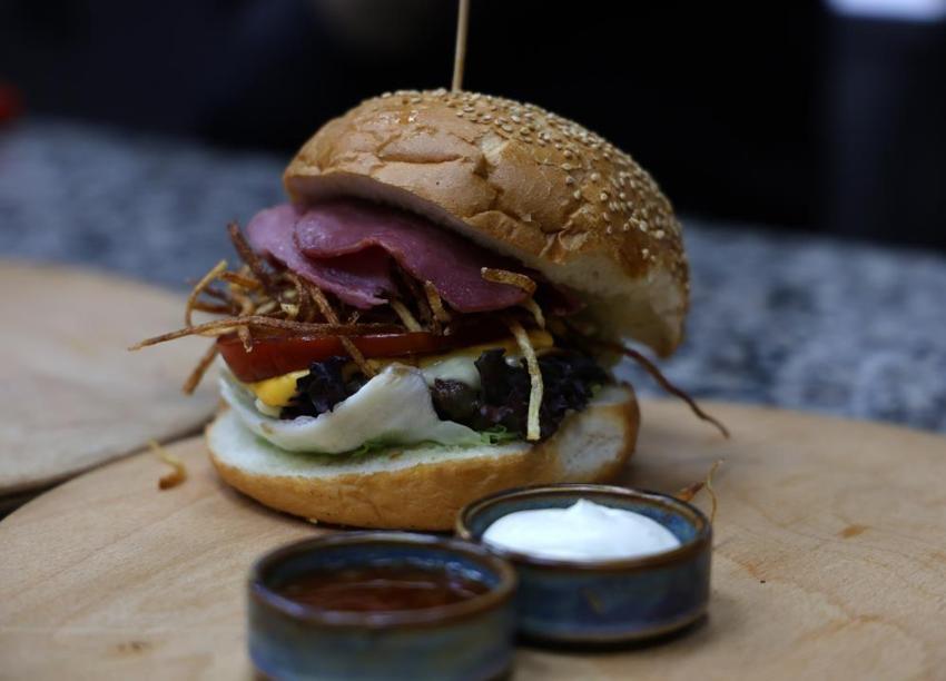 Fast food lezzeti hamburger Adanalı kebapçıların menülerine de girdi! Talep yağıyor adeta yok satıyor